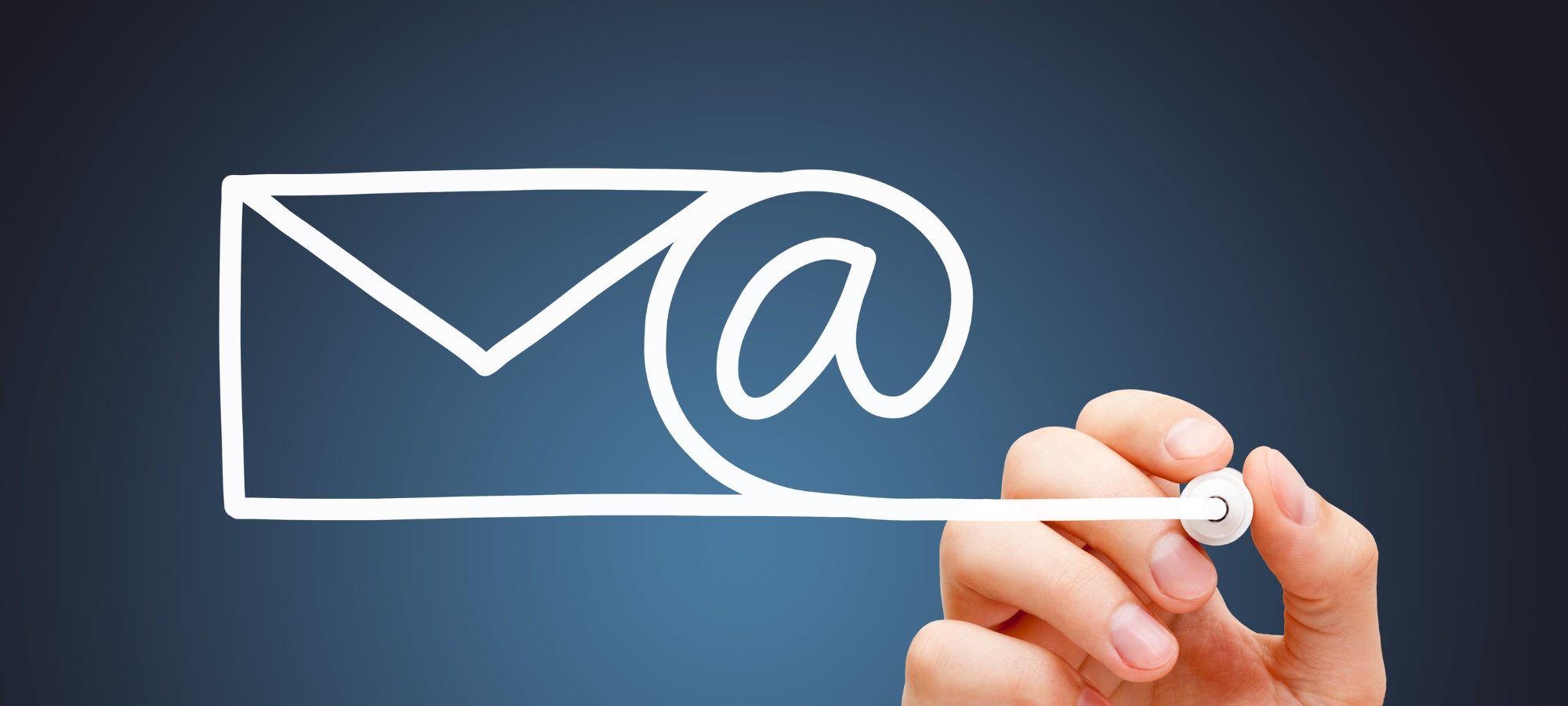 Newsletter FO-E, Brief- und at-Zeichen in weißer Schrift vor blauem Hintergrund